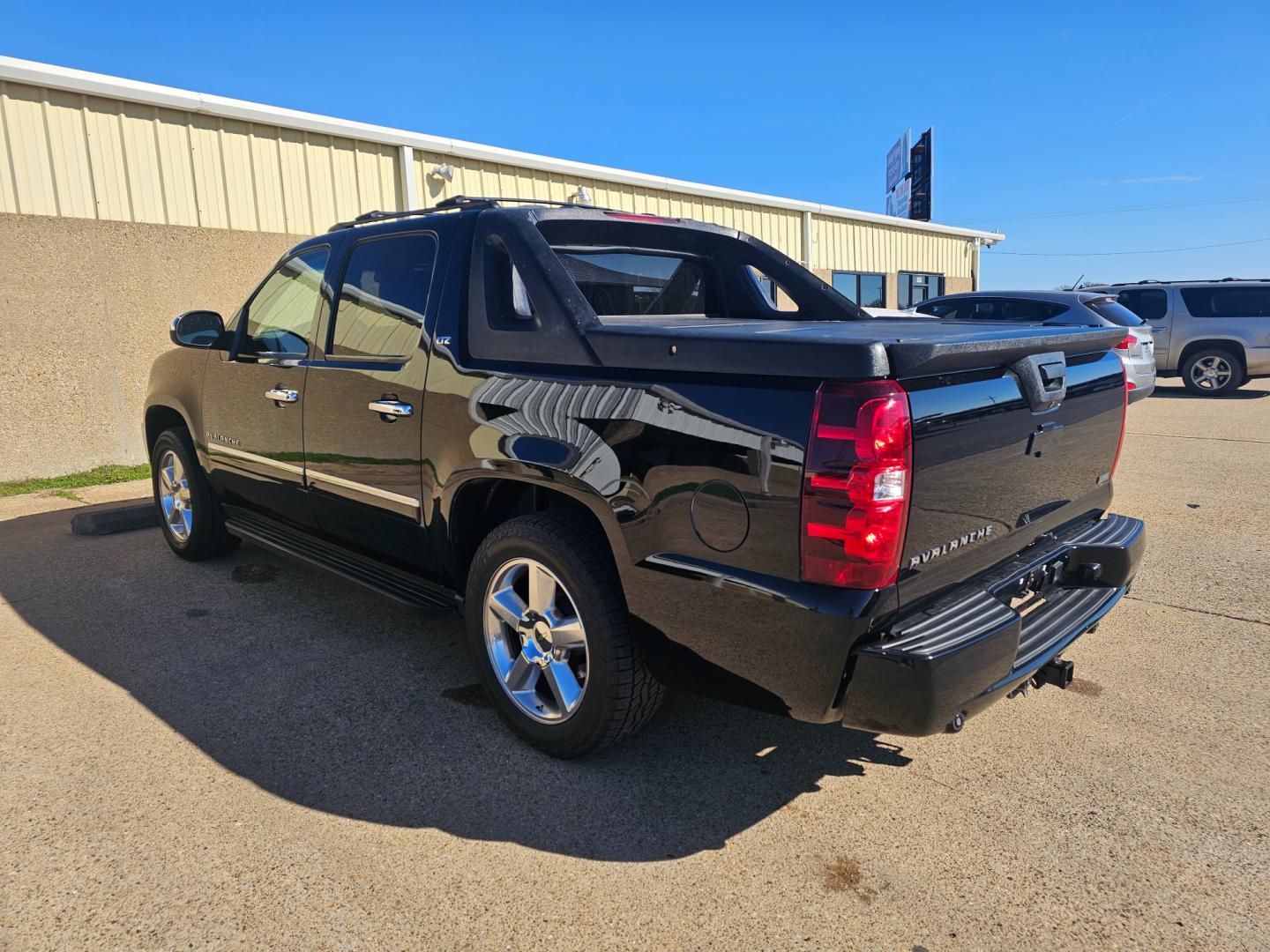 2010 BLACK /BLACK Chevrolet Avalanche LTZ 4WD (3GNVKGE03AG) with an 5.3L V8 OHV 16V FFV engine, 4-Speed Automatic transmission, located at 533 S Seven Points BLVD, Seven Points, TX, 75143, (430) 255-4030, 32.313999, -96.209351 - Photo#3